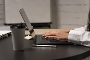 Egy nő a laptopon dolgozik.